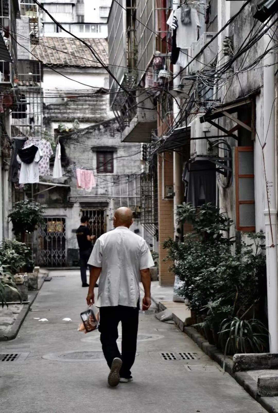 继父在我家住了八年，我总想着他是妈托付的人，名烟名酒从没断过，零花钱、过节红包也