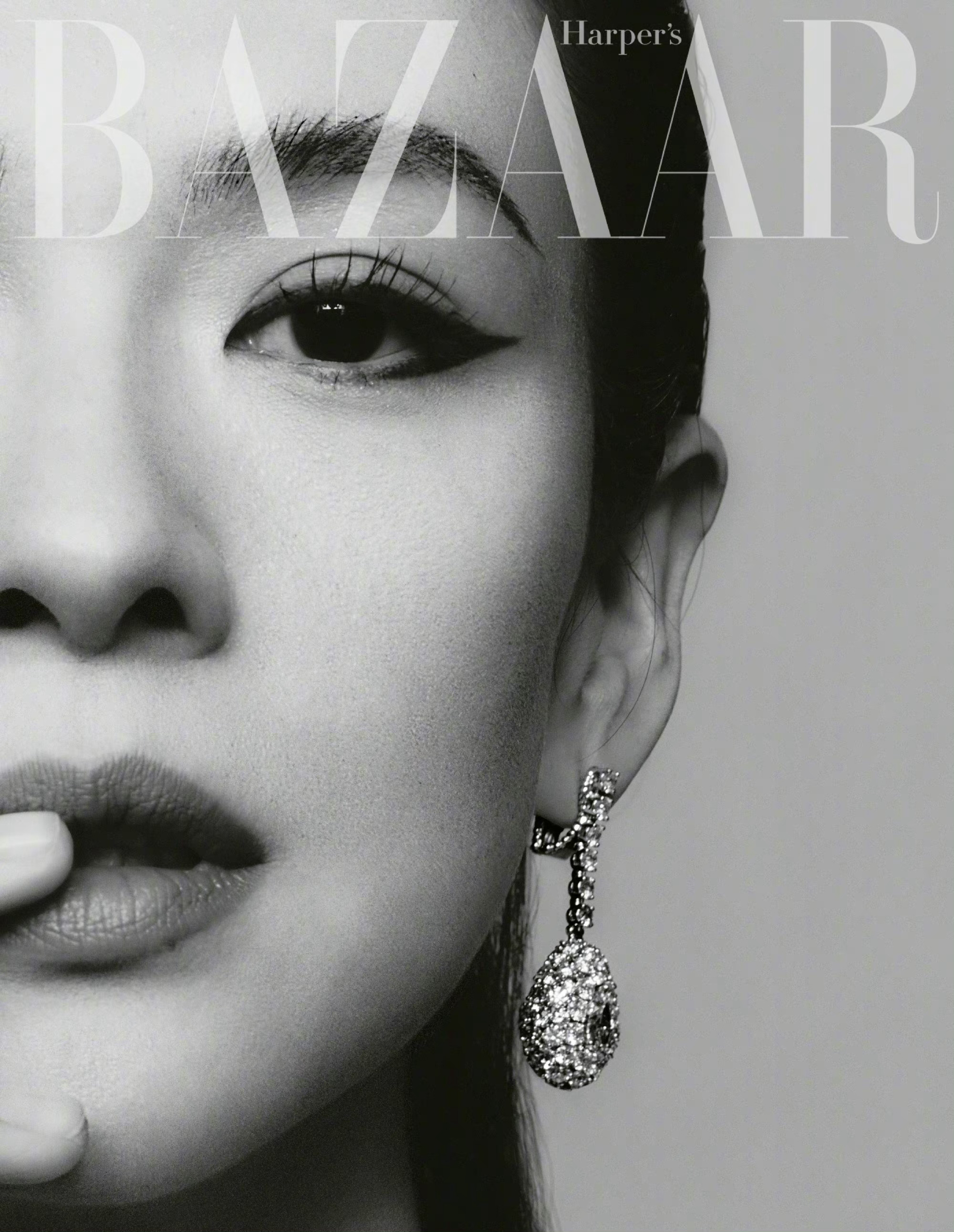  章子怡每一次的出场都给我们带来惊艳的画面，而这一次的封面大刊，更是让我感受到了