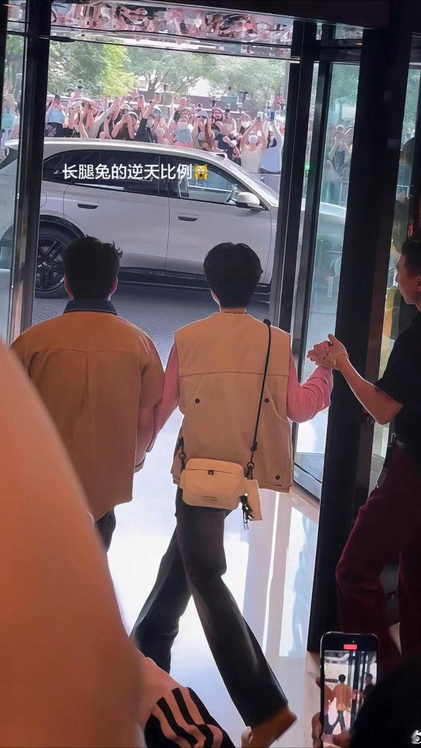 投：贺峻霖什么时候这么瘦了，比例也太好了吧 