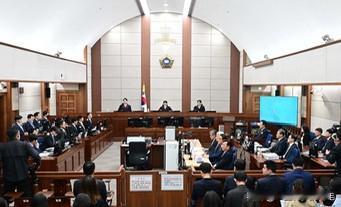 2月19日，韩国首尔中央地方法院对前总统尹锡悦内乱主谋案作出一审判决，法庭认定其