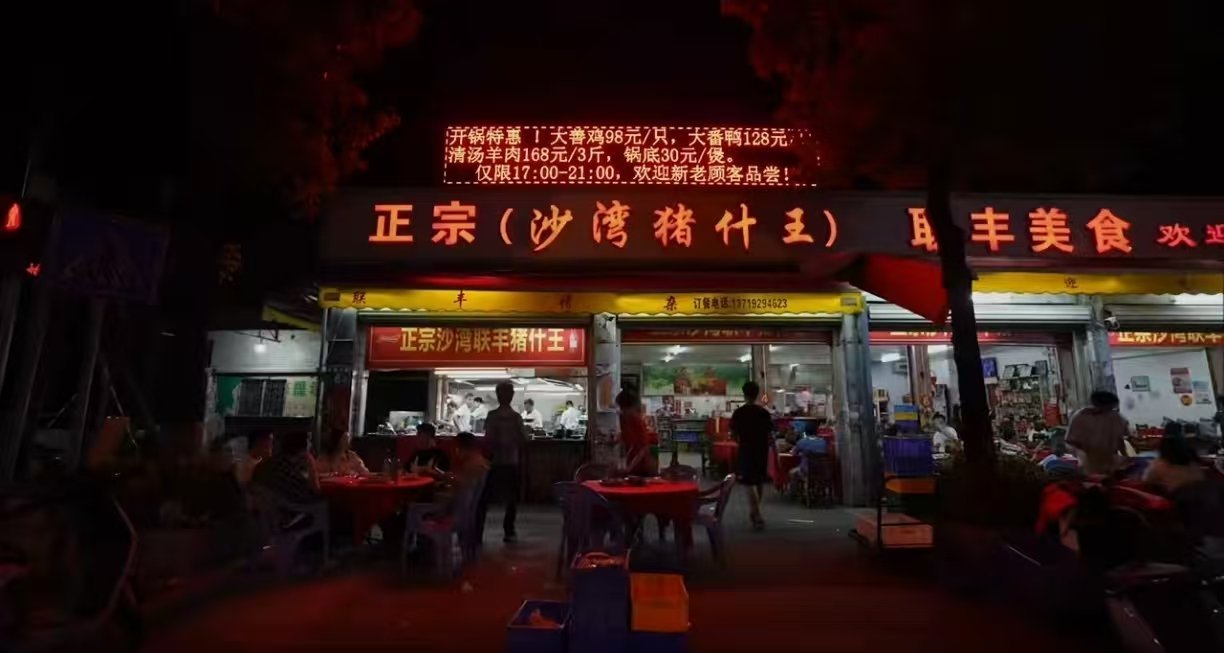 魏总的心态真的特别的好，在车展期间也能够去享受一下当地的美食，毕竟每个地方的美食