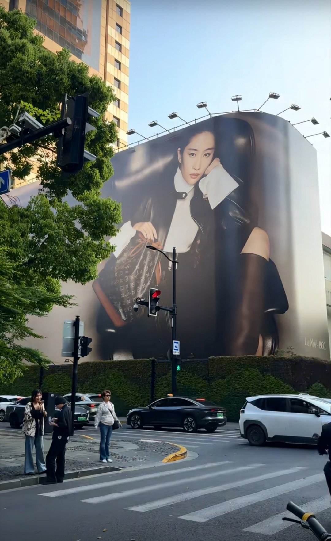 当刘亦菲LV130周年地广铺这么大时候，那些仇恨天仙又想吹LV待遇的全输了