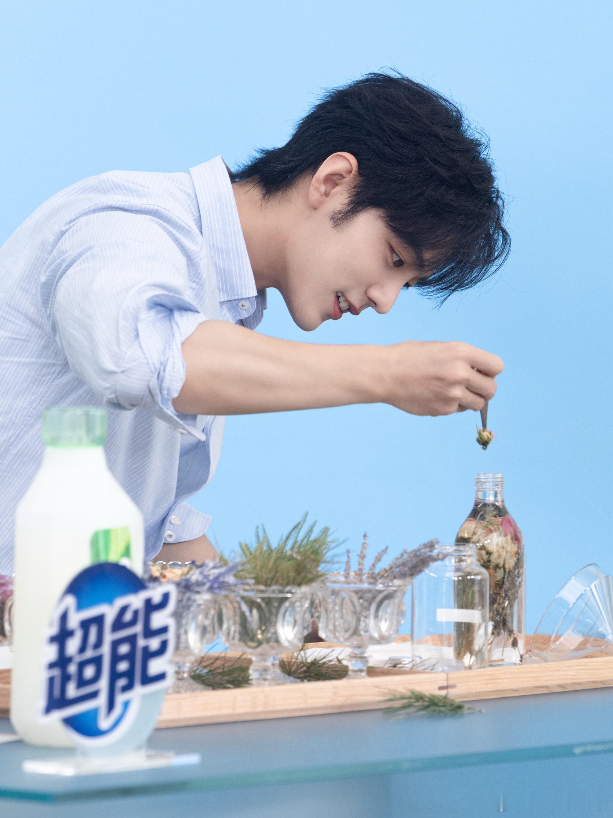 肖战蓝色衬衫清爽男大肖战一身简约蓝衬衫，适配度满分💯，干净通透，温柔少年气质，