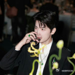 杨洋公式照 黄金比例脸很难不被杨洋这组官方照片打动，从眉眼到下颌线条的分配均衡舒