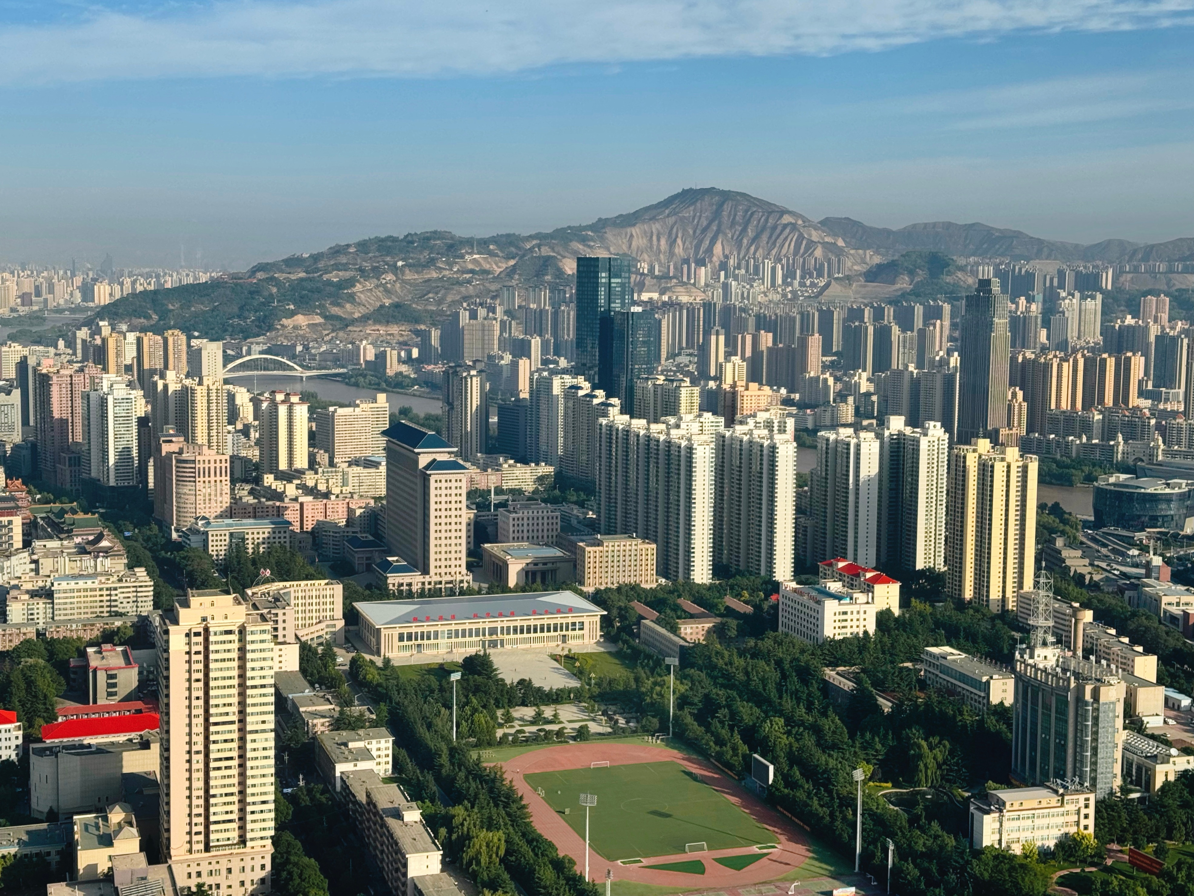 兰州这个地形真的很适合在制高点拍城市全景，极其震撼，一望无际的钢铁丛林，如同建在