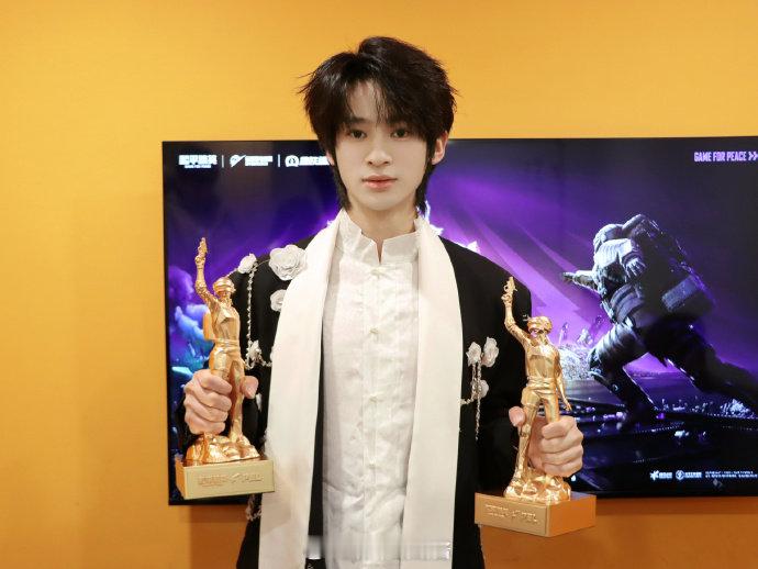 Suk年度飞跃选手 双奖抱满怀也太酷了吧！2025和平精英荣誉颁发盛典 2025