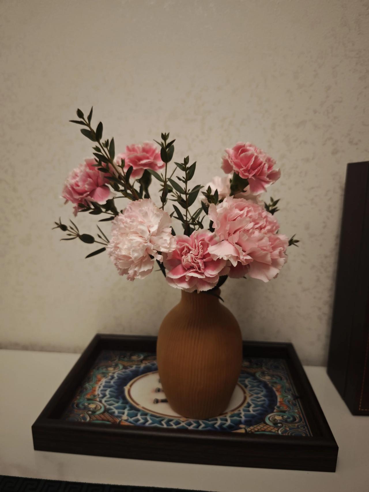 天气一倒春寒，我的鼻炎就犯了。
鼻涕眼泪一起飞，眼泡肿肿如核桃。
春天很美，却不