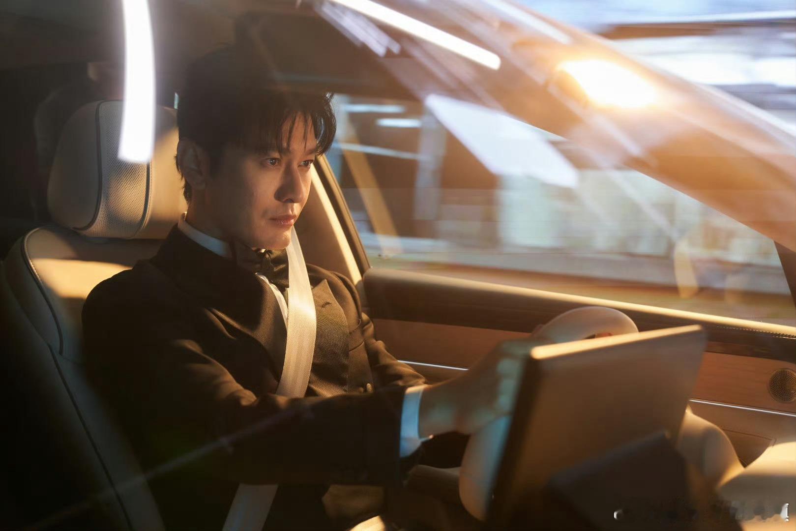#新浪娱乐[超话]##黄晓明开车a感#黄晓明开车a感真的 要溢出屏幕了，一整个心