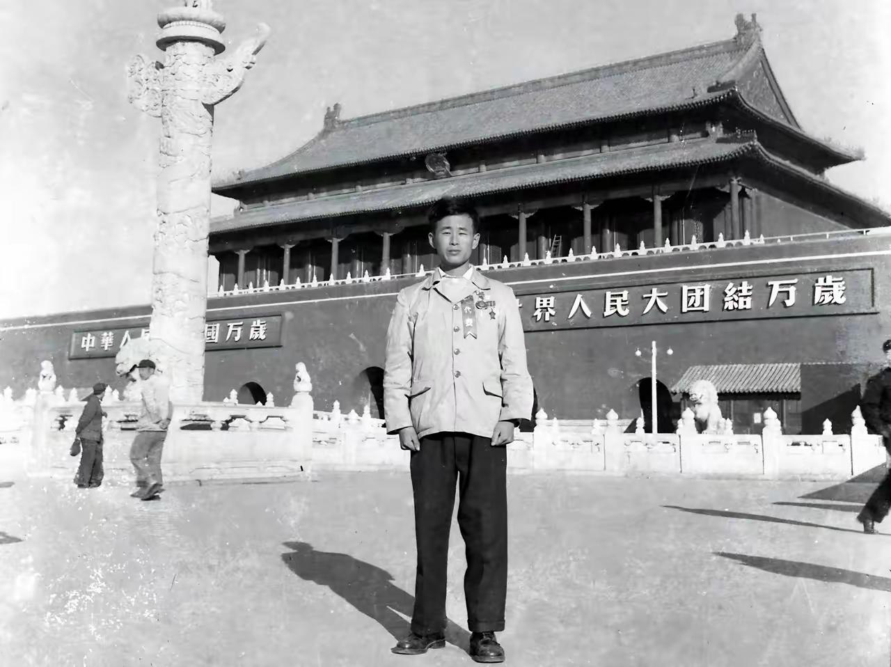 天安门前的父亲
弟弟传一张老父的照片，这是父亲第一次到北京，生涩地站在天安门前，