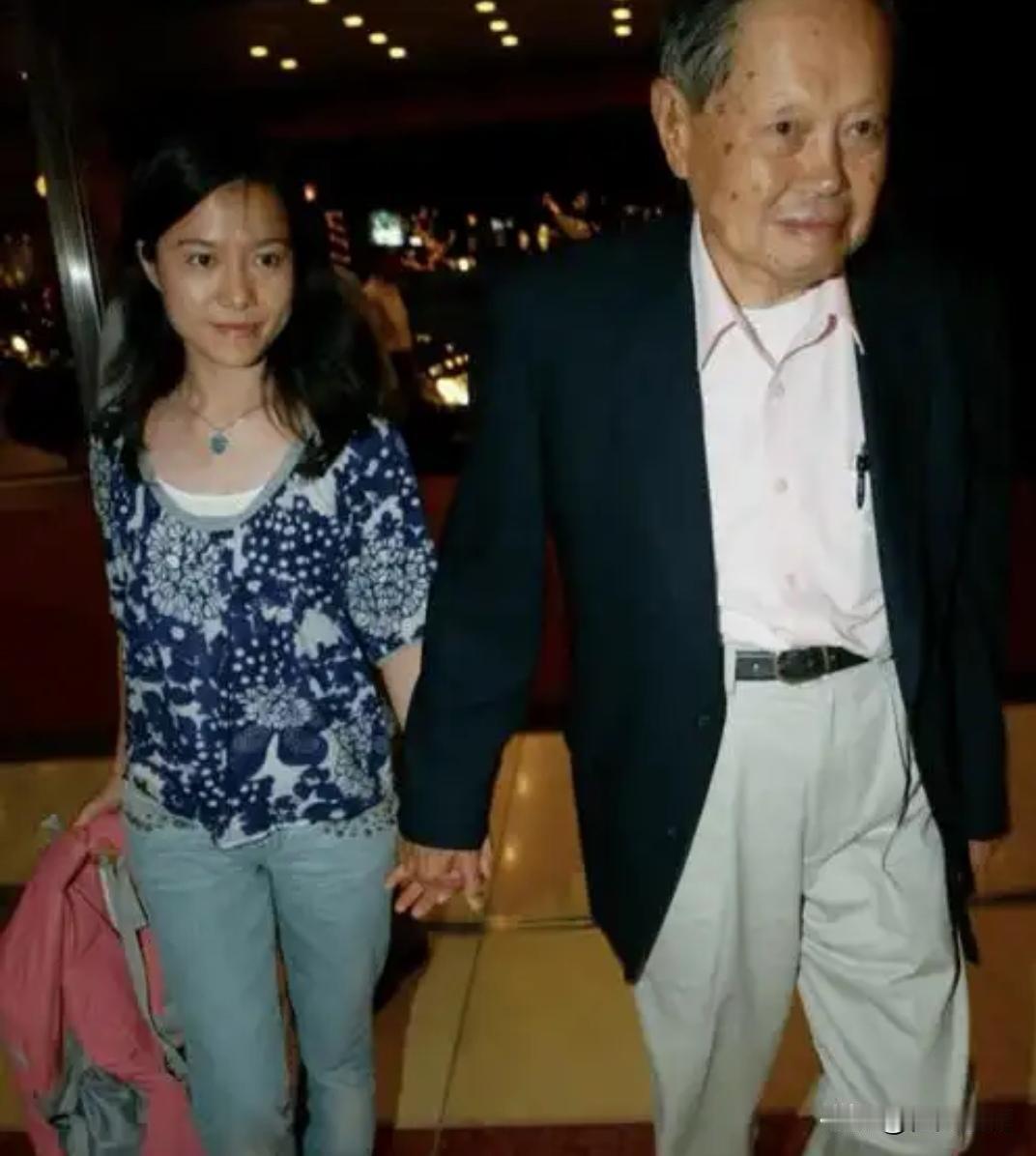 杨振宁离世仅7月，她的面相大变！褪去多年舆论枷锁的紧绷感，状态蜕变惊艳众人。传了
