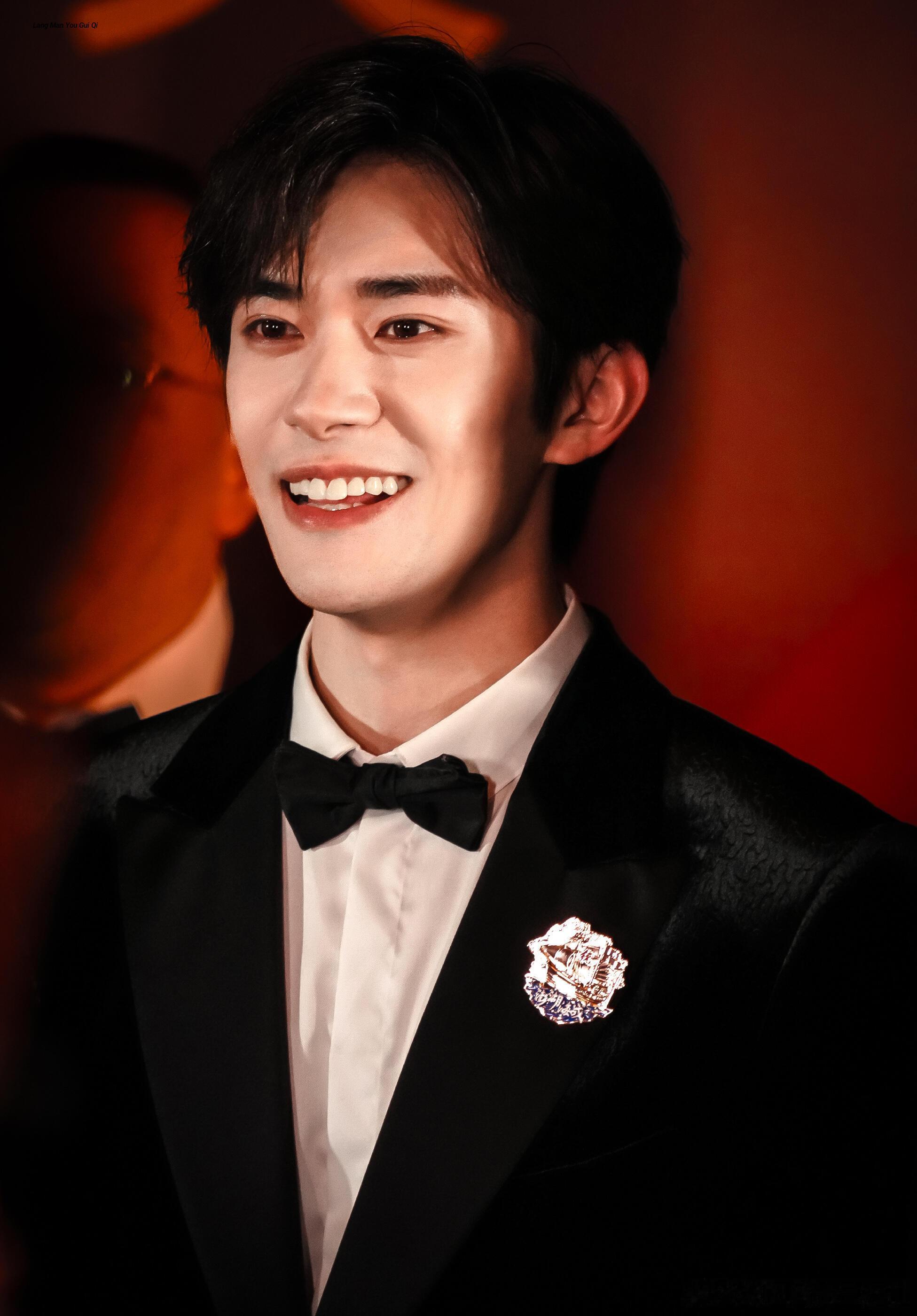 易烊千玺每一步都在角色里沉淀易烊千玺从青涩舞台少年到金鸡最年轻影帝易烊千玺每一步