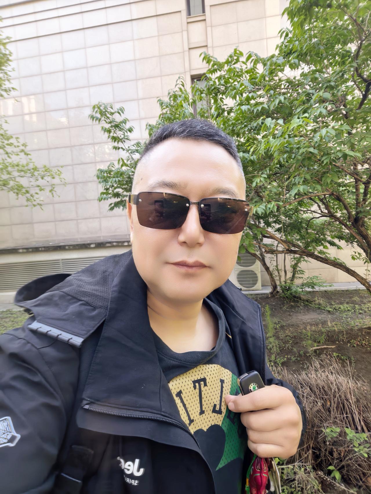 人生一定要完成的10个目标：
1、有个孩子[笑]
2、学会开车[得意]
3、有份