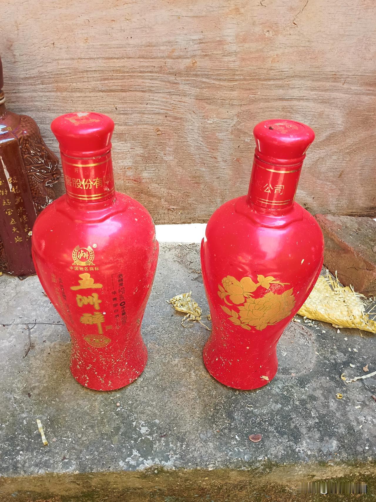 有谁能帮我把这两个酒瓶割三分之一，用作香蜡钵是最好的就地取材，变废为宝！