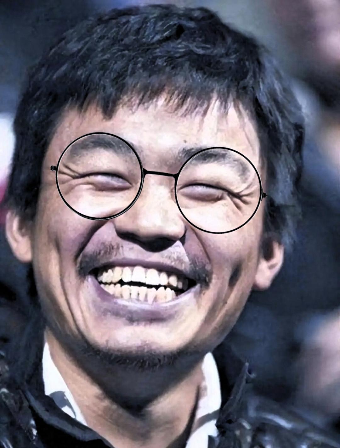 宋喆这事儿真是让人笑掉大牙，2023年好不容易熬完6年铁窗泪出来了，第一反应居然