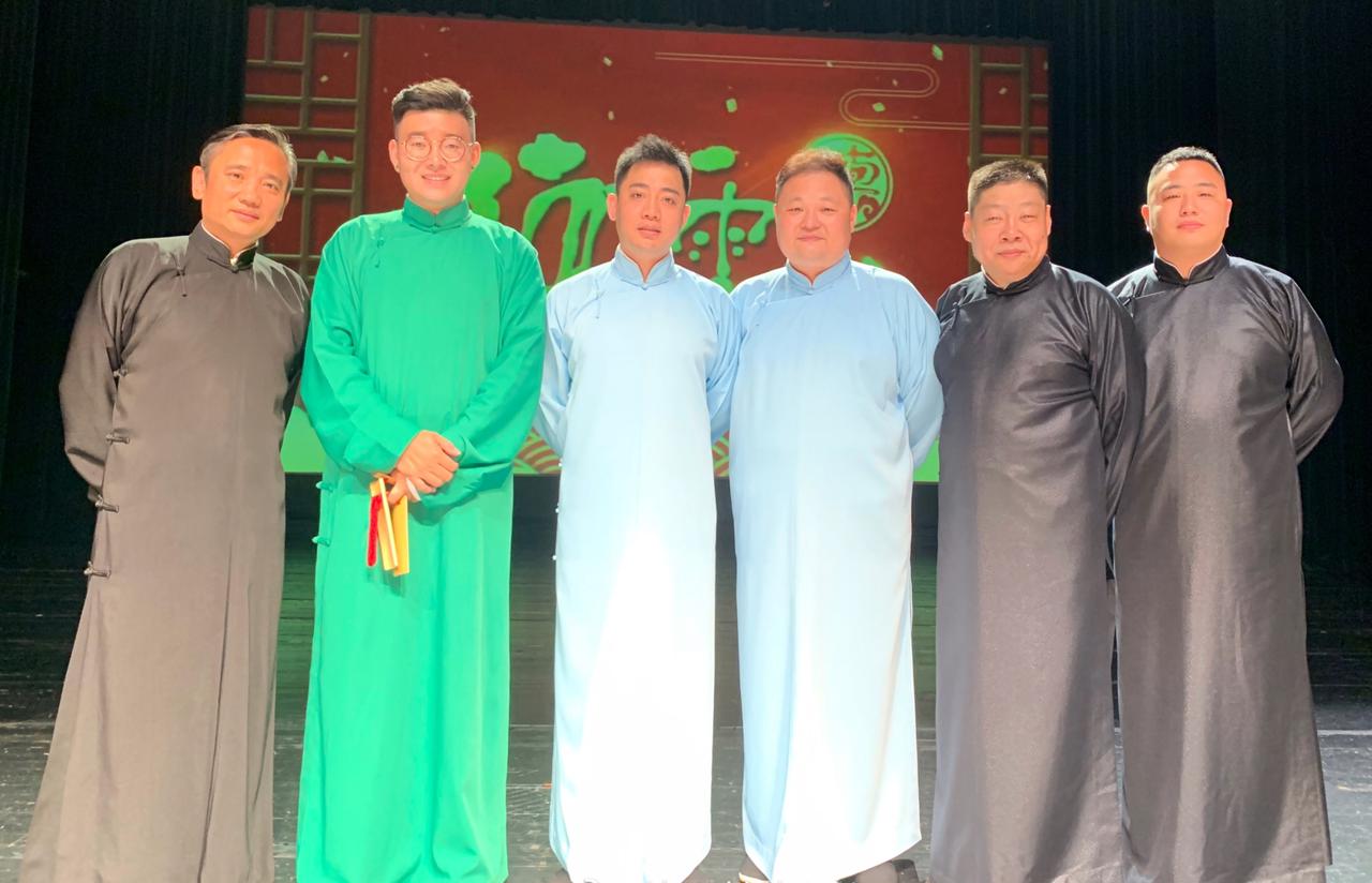 德云社四队成员同框：
我一眼就认出了服饰亮眼，高大修伟的李云天；胖瘦适宜，浓眉大
