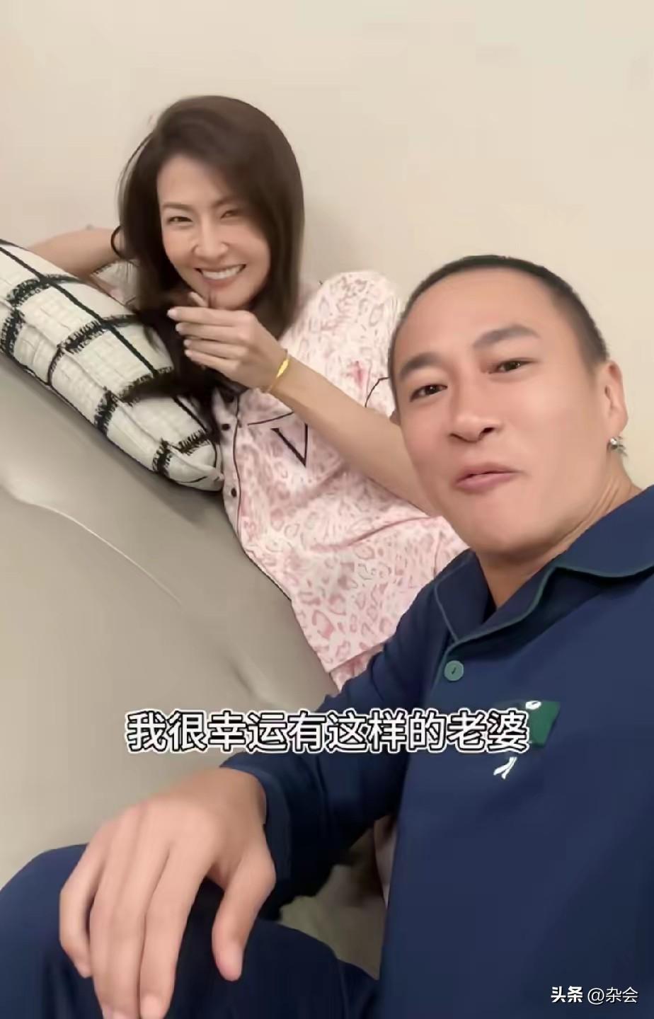 看了何润东晒的日常，又被狠狠甜到了！两人在一起16年，他看她的眼神里依然有光，直