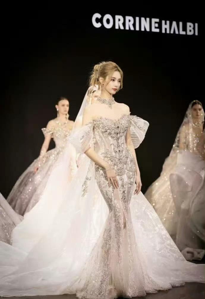 徐艺洋这套造型比婚纱好看徐艺洋这一套鱼尾礼服确实很惊艳🤩缎面流光溢彩，完美贴合