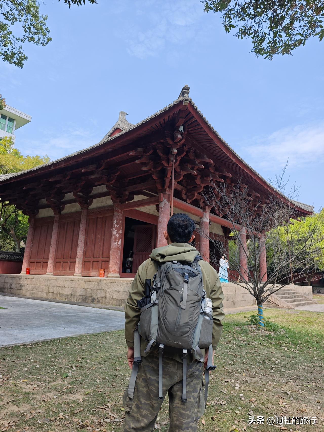 别人出去玩，景区里好吃又好玩；我出去玩，专往田里山里跑，去看古墓古迹。一看到这些
