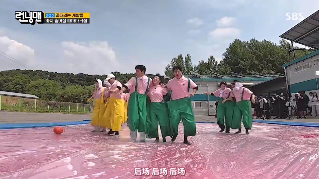 最新的Running，最搞笑的是最后一个游戏分为两个组，分别穿上连体衣服，在肥皂