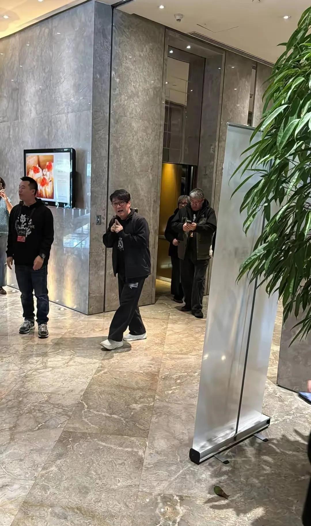 周华健这个手势代表什么意思？大家有懂的吗？