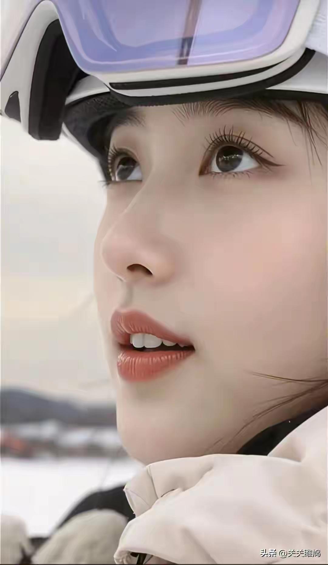 冬日滑雪少女，粉嫩嘴唇微启，雪地中的甜美瞬间。🎿💕🌟