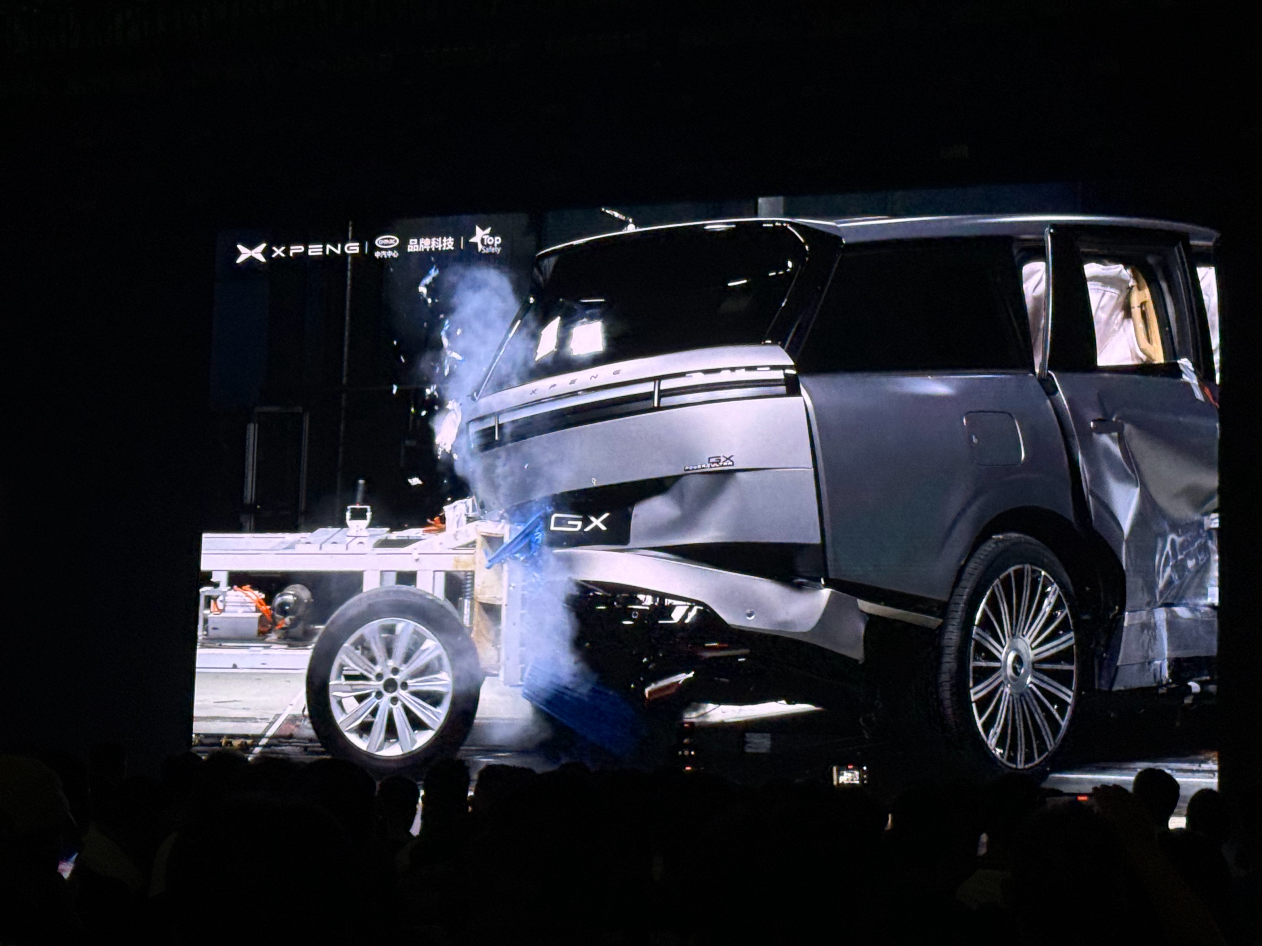 如果觉得压力太大，可以看看这台小鹏GX先30km/h整车刮底再700mm涉水再1