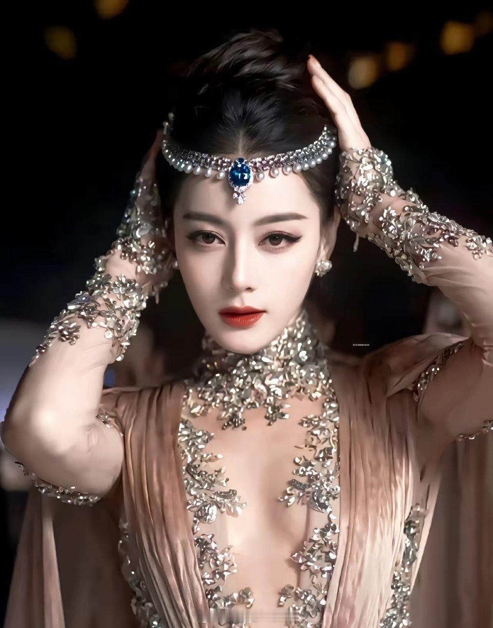 终于知道了，迪丽热巴之所以被封为“毯神”，不是因为她长的漂亮，也不是因为她口衔蝴