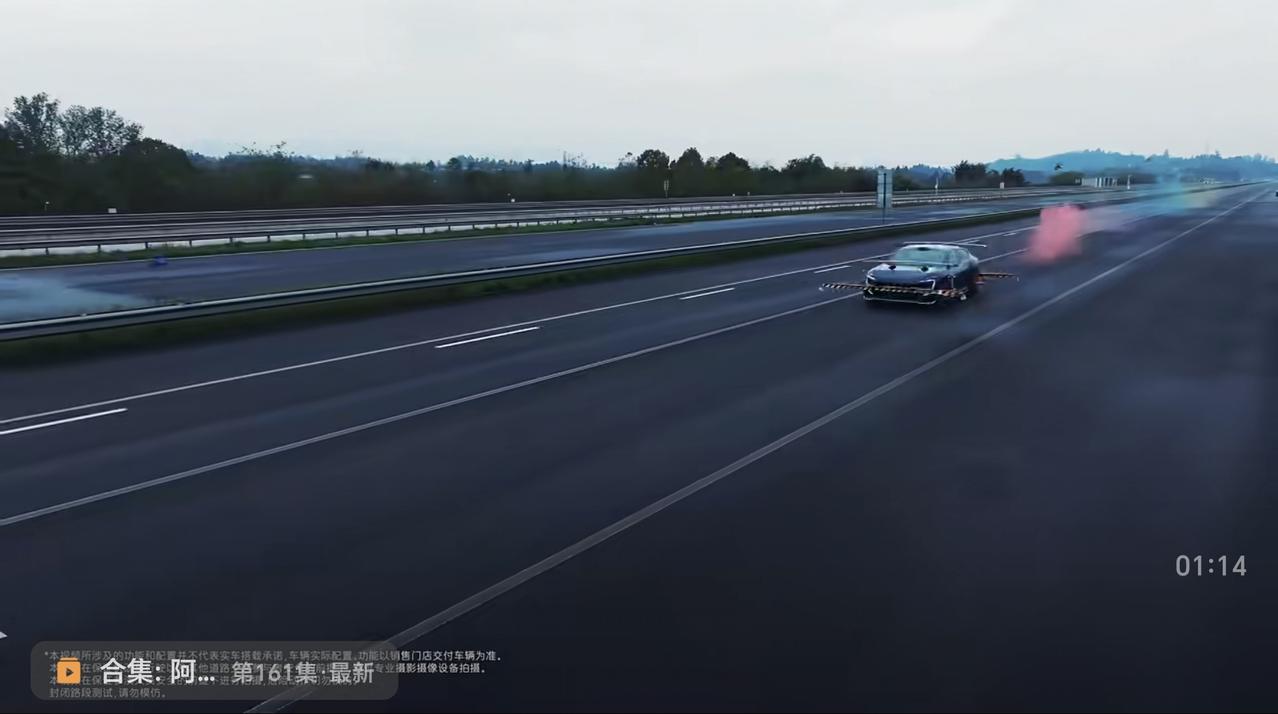 220公里时速下四轮陆续爆胎，依然稳稳停住。这就是一种极限场景的安全守护。

另