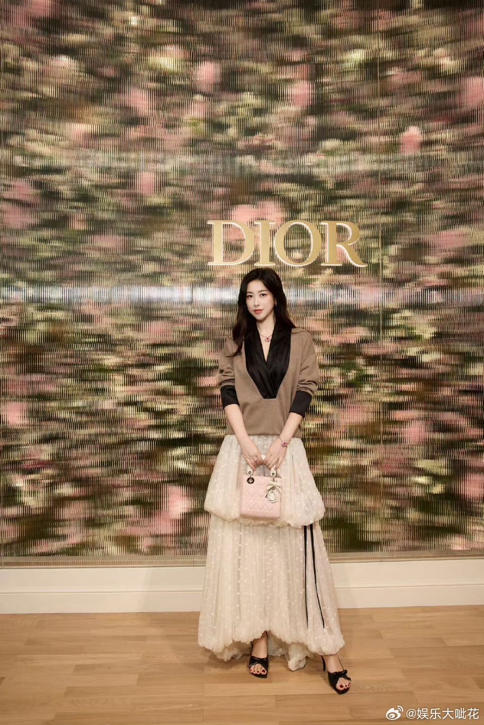 朱珠塞纳河裸光妆金赫龙给朱珠画的塞纳河裸光妆朱珠🦅活动妆容是金鹤龙给画的，好漂