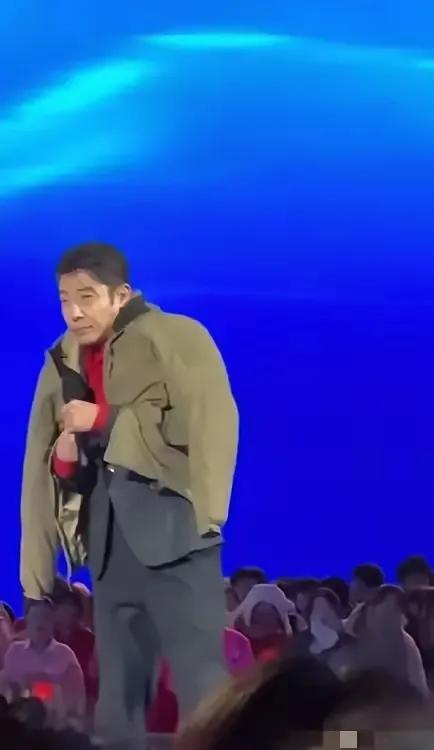 撒贝宁这造型看起来好搞笑。
晚会上披个小棉袄，
瑟瑟发抖的样子。
和旁边淡定的女
