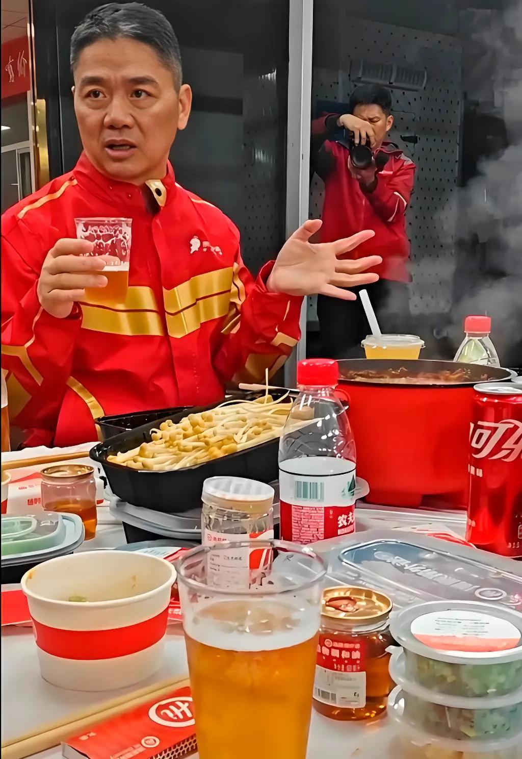 4月21日下午，刘强东亲自送完外卖后宴请京东骑手吃海底捞的视频引发网络热议，现场