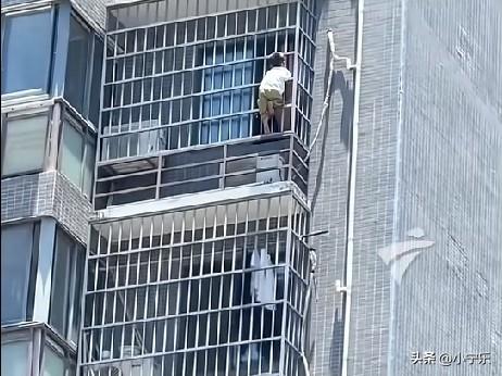 6月1日，福建宁德，一个三、四岁的男孩沿着自家17楼的窗户徒手爬下来，爬到2楼，