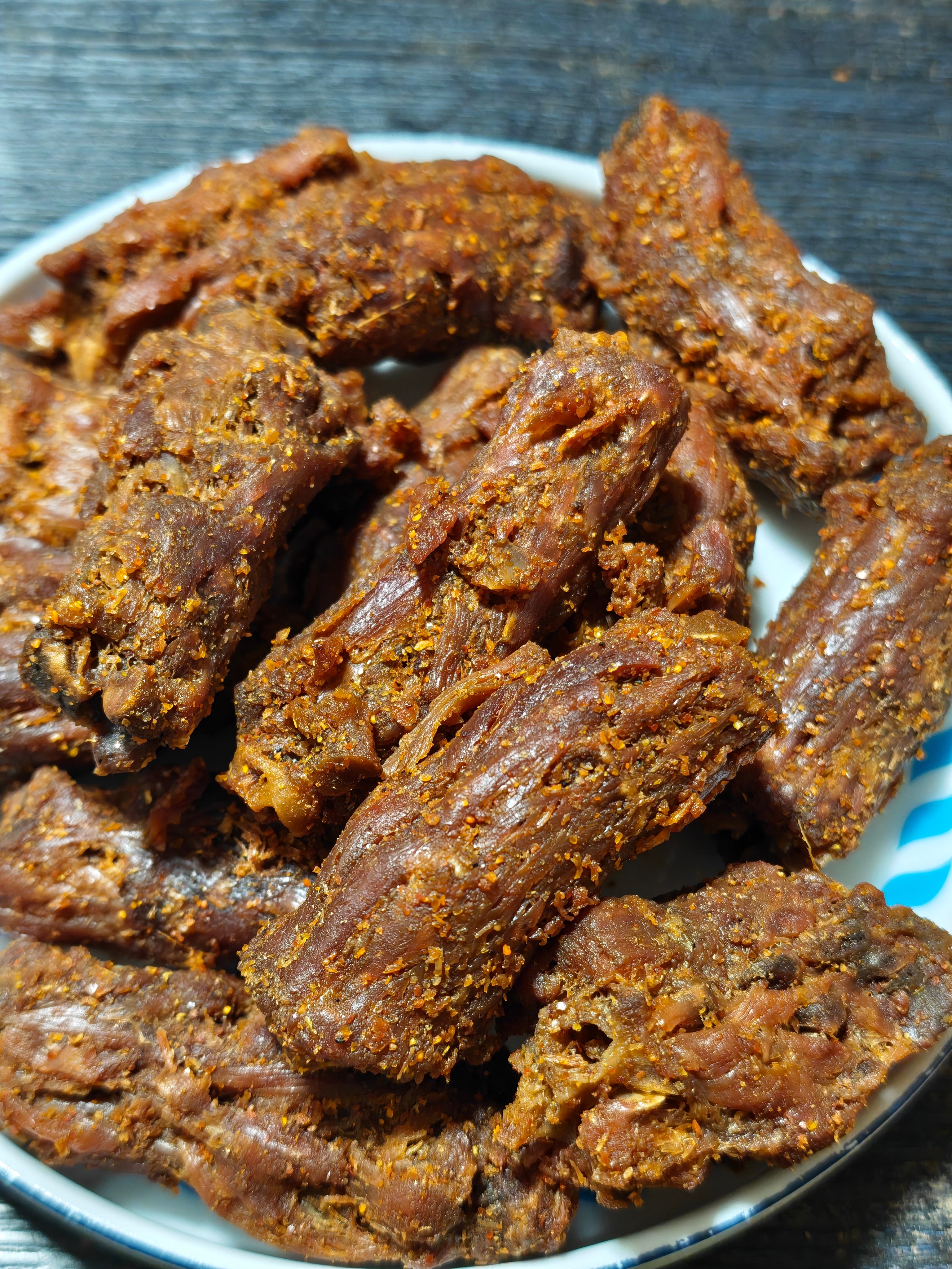 疯狂给你们安利这个干香鸭脖！！真的很特别的风味！它是用N种香料先卤后炸最后风干而