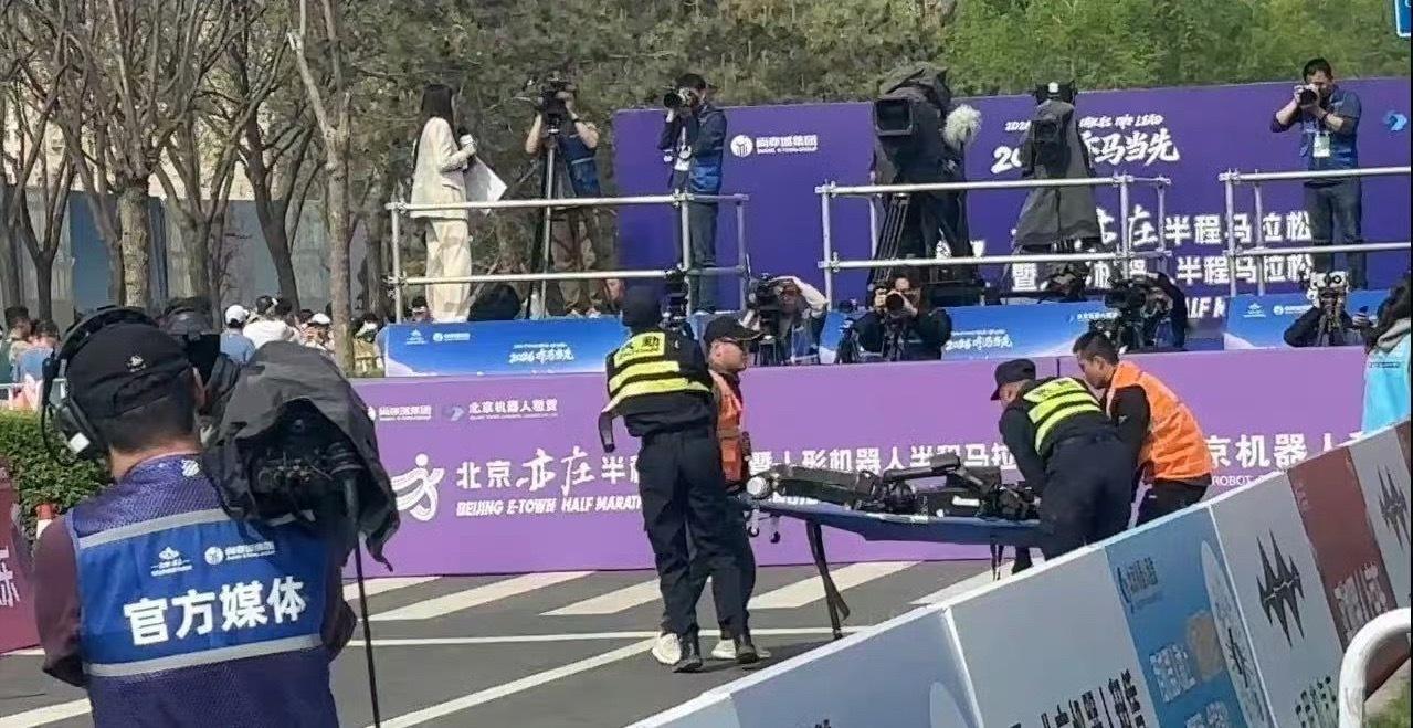 宇树H1机器人半马赛场终点累倒累吐露了 噶 抽了 