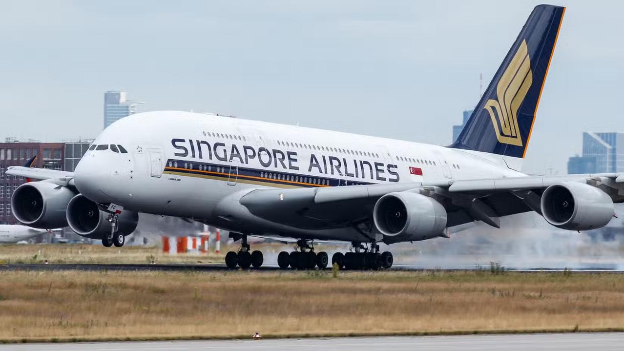 加满油能在天上飞多久？空中巨无霸A380不落地巡航极限揭秘，32万升航油有多震撼