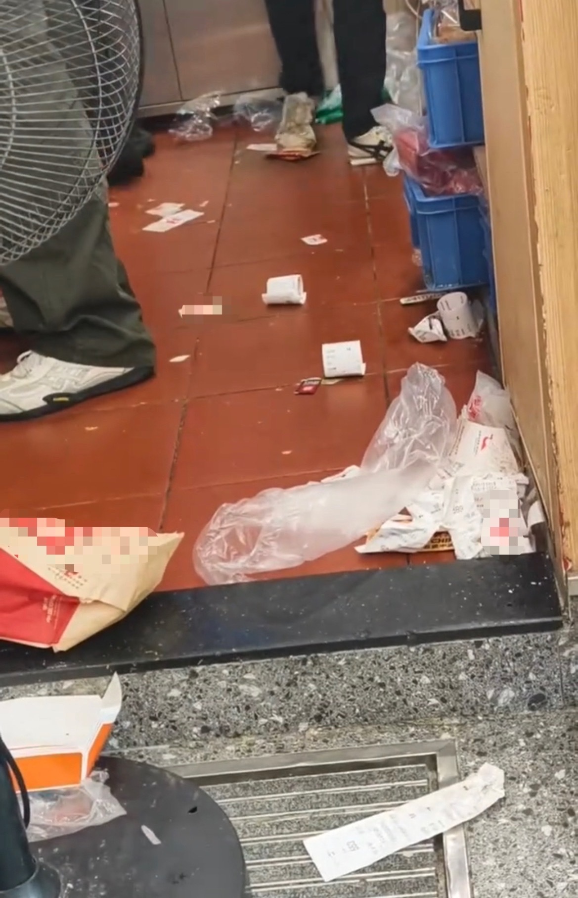 【玉林一炸鸡店的地面卫生环境堪忧】6月19日，网友爆料称：玉林市的一个炸鸡店铺的