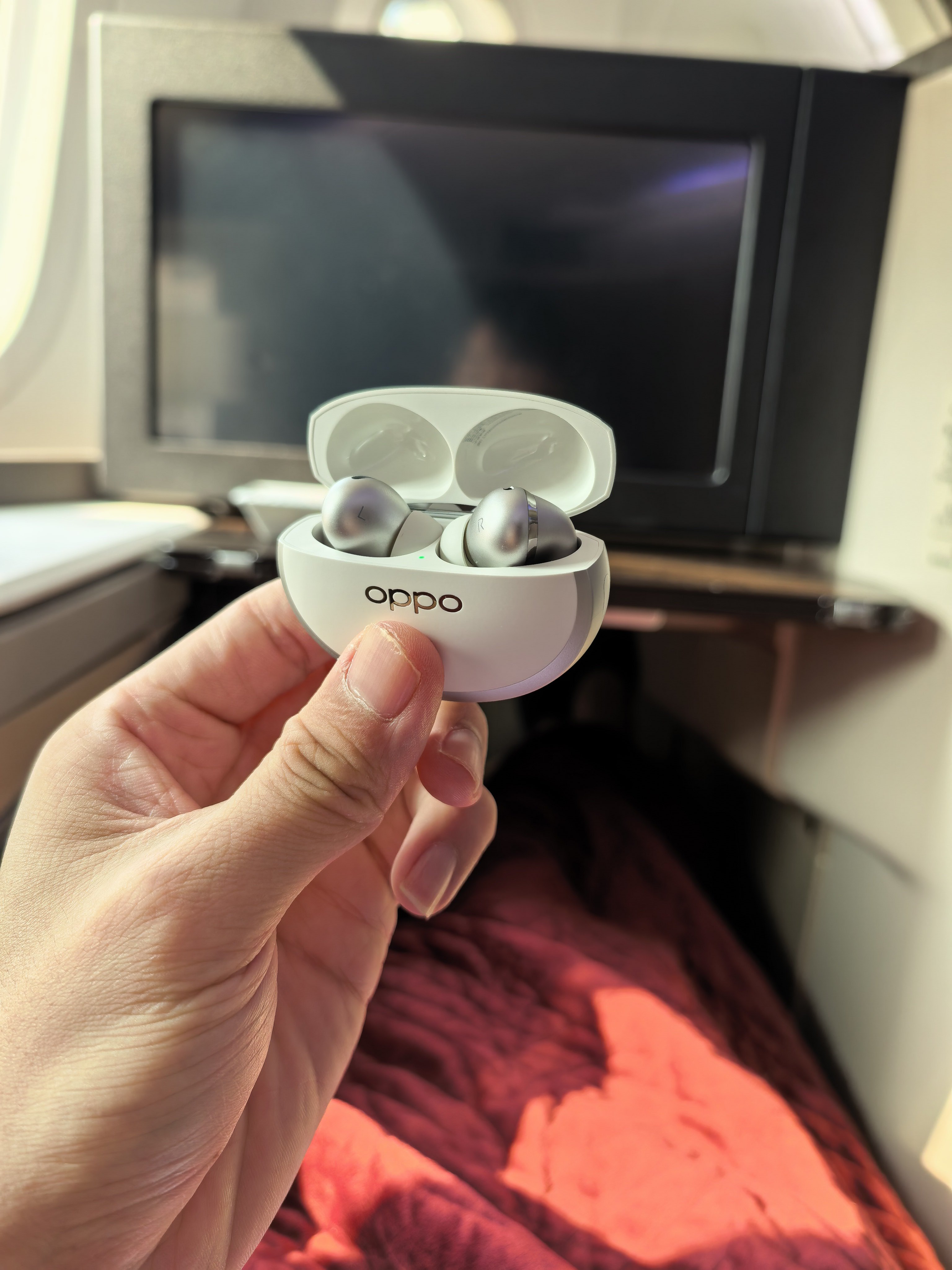 最近把 AirPods Pro 3 换成了 OPPO Enco X4，主要是因为