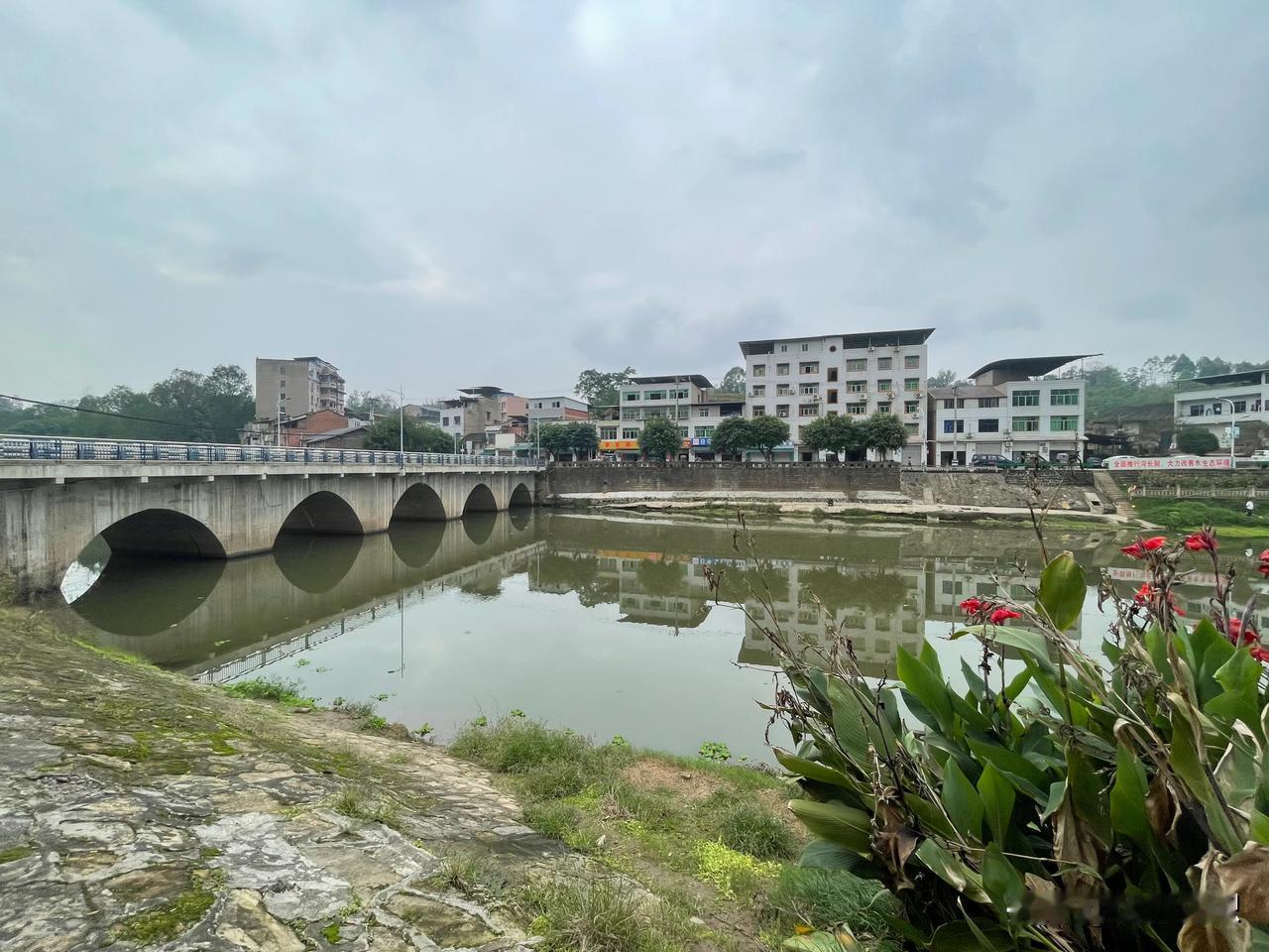 40多年前的初恋，回忆的河流仍在流淌

在小安溪河边，清澈的水流轻轻拂过岸边的石