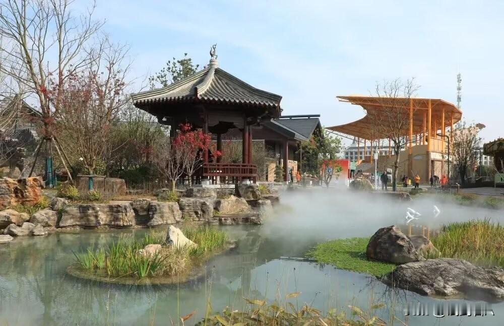 晒出你的本地生活晴空万里微风和煦，悠然漫步鄂州园博园。满目青葱景致怡人，亭台流水
