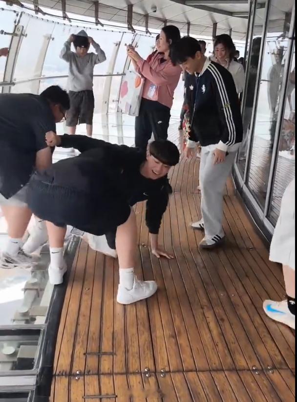 韩国中学生在上海观光廊大声打闹 看了，是韩国中学生在参观上海东方明珠塔，个人感觉
