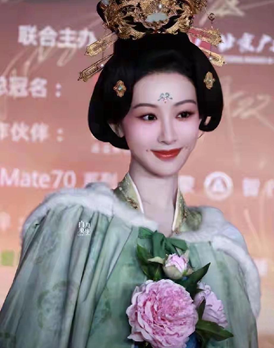 杨紫官宣停工半年接连塌房！内娱离谱连锁风波，真相太心疼
 
     杨紫自曝高