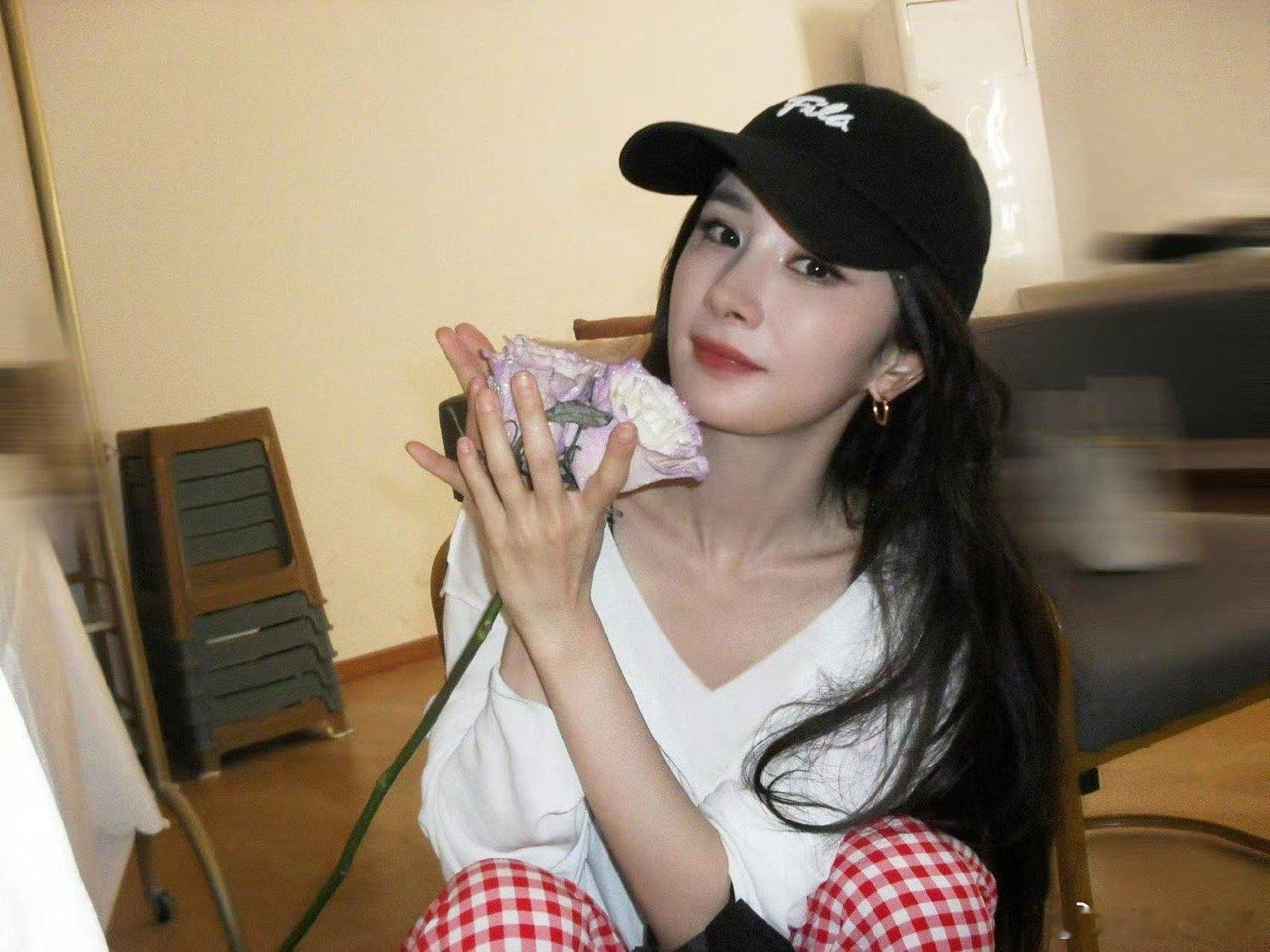 杨幂的专属礼物杨幂七夕捧花照杨幂七夕捧花照，好看，[太开心][太开心] ​​​
