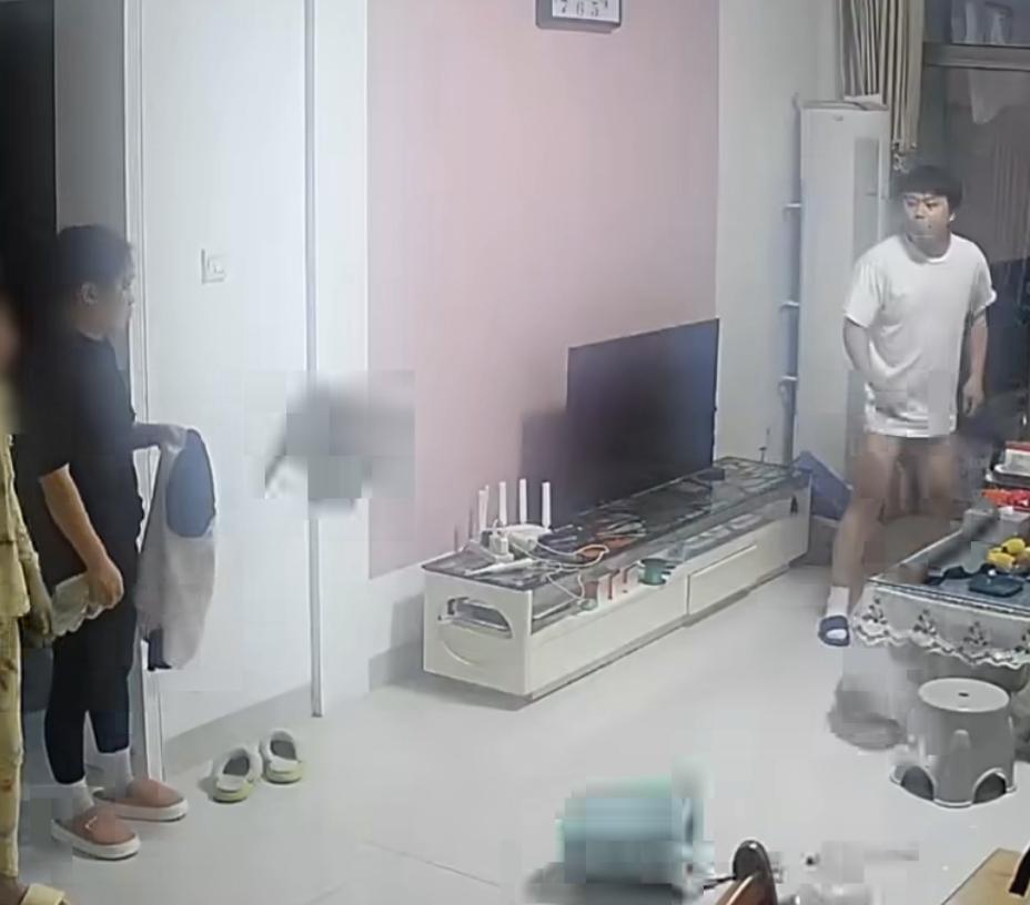 孩子生日当天
想让爸爸买手表，
爸爸发脾气在家砸东西教育，孩子妈妈：想想都对不起