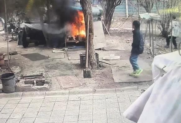 太气人，忍不了！
2026年2月1日，江苏连云港东海县中央花园小区，两名男孩玩烟