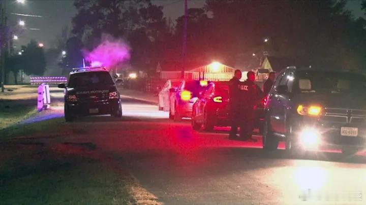 【美国两名自称警察的男子被房主开枪击毙】（福克斯）警方称，上周五晚，德克萨斯州一