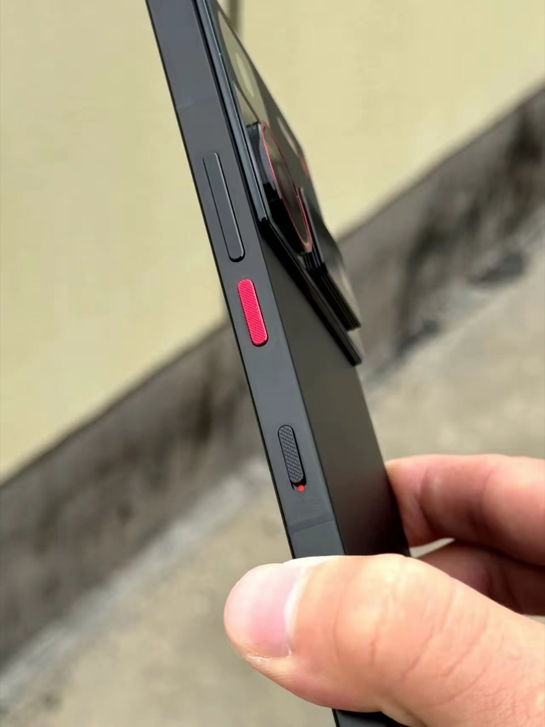 努比亚虽常被看作小众品牌，但我觉得它的手机设计和综合性能其实都挺OK的！ 