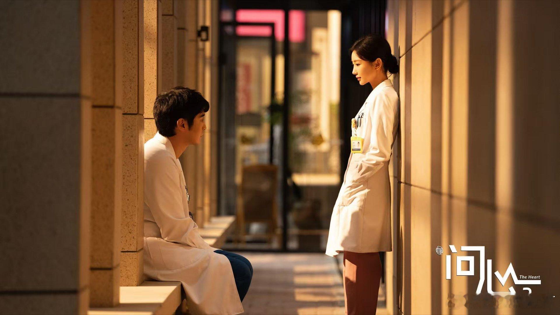 这哥妹狗组合太对味了 看到他们三个同框的瞬间，熟悉的感觉立刻涌上心头。铁三角的默