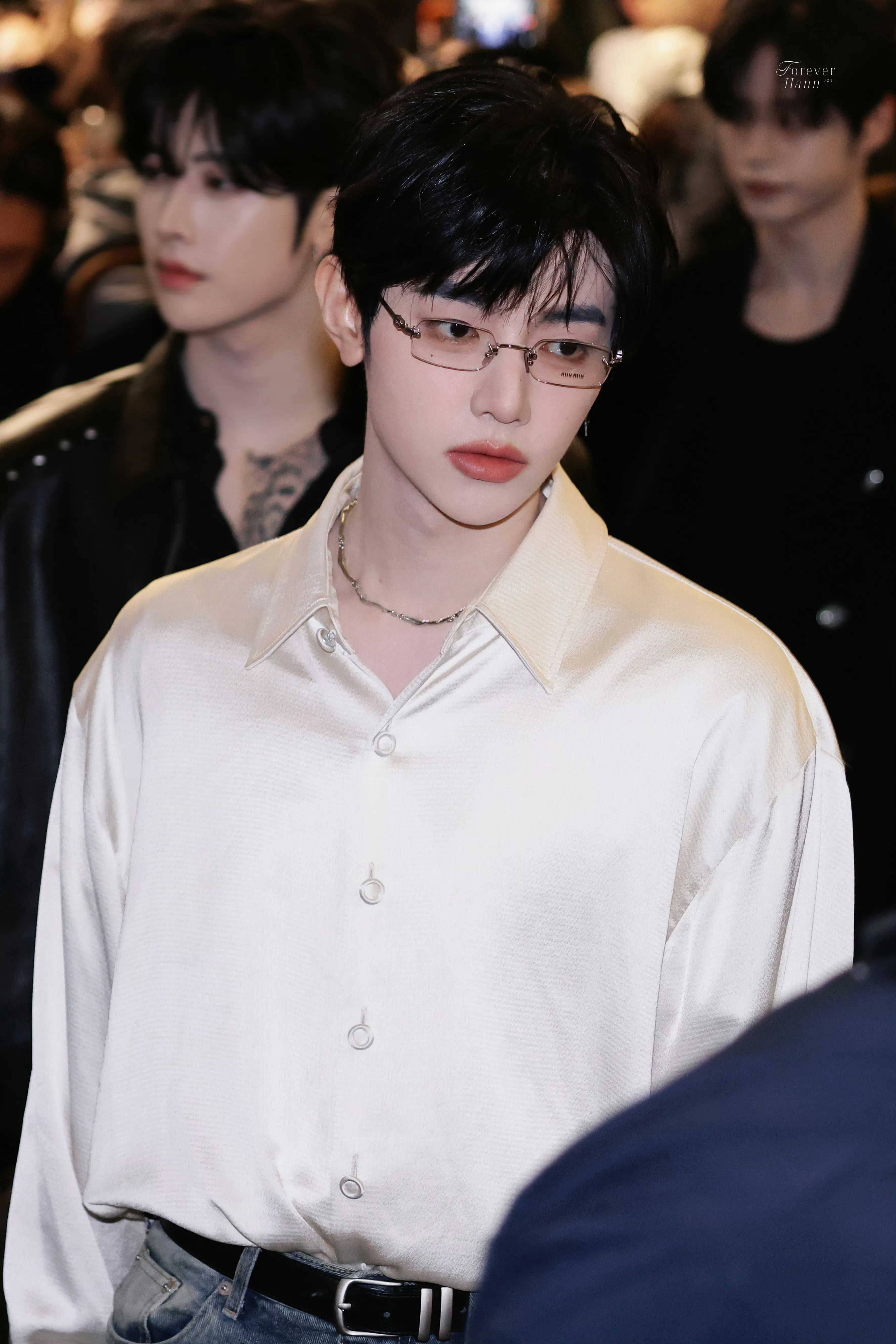 章昊最新机场造型图，绸缎衬衫加眼镜完全禁欲系 