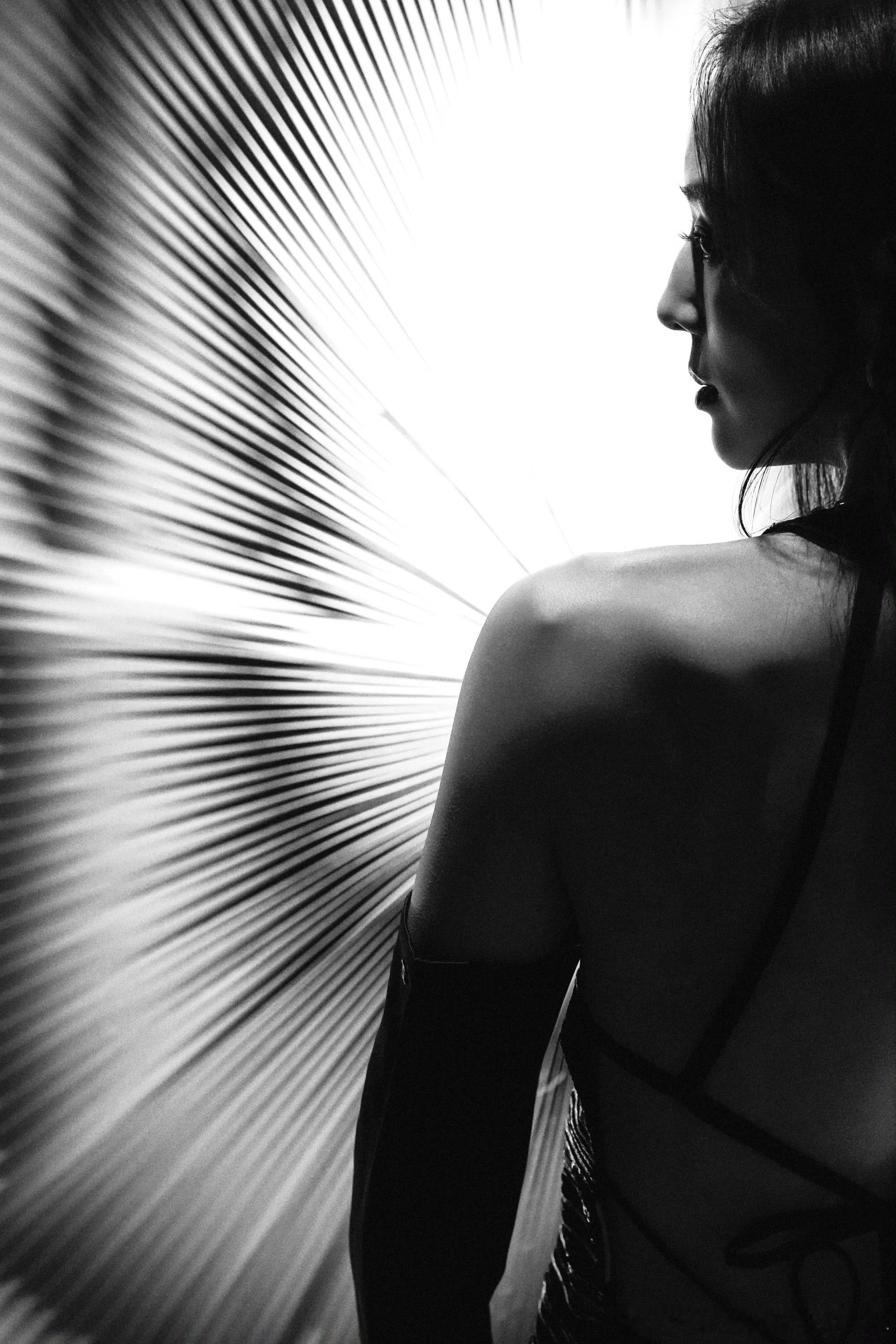 被张钧甯这组新物料狠狠拿捏！黑白色调太有质感了，这背也太going人了，线条又美