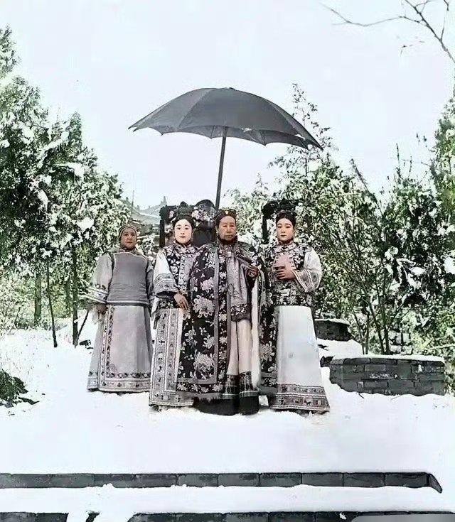 清朝人的服装确实太丑了。
（如图所示）去看历史的一些老照片，不得不说，清朝的男女